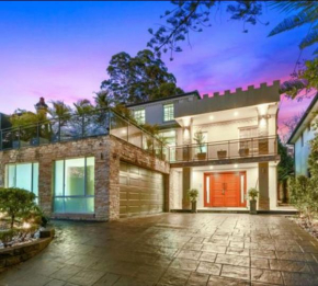Urban Escape - Penthouse Suite in leafy North Shore, Pymble